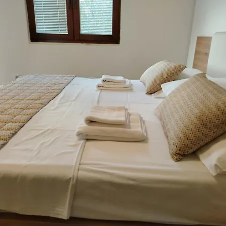 Mia Ana Villa *